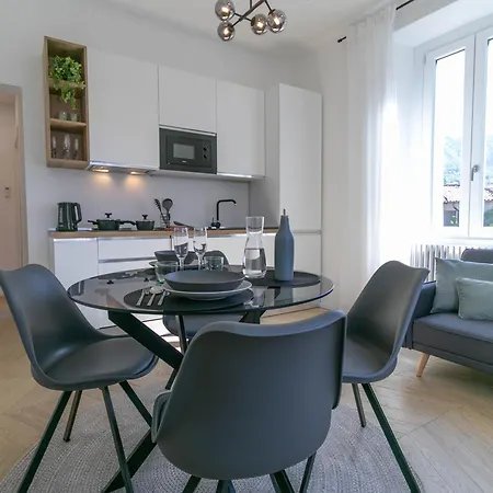 River Apartament *